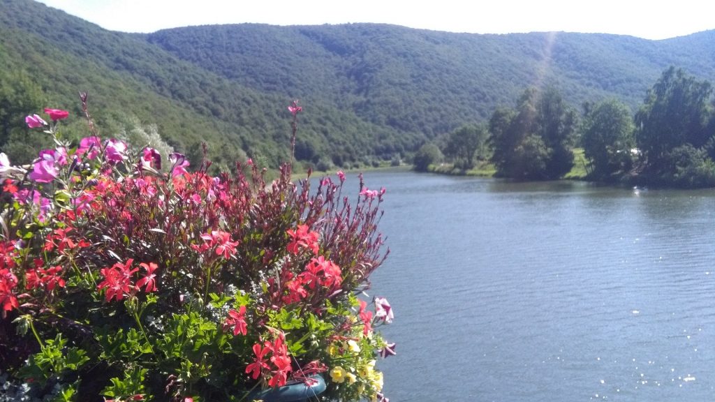 Put on your hiking boots and start exploring the gorgeous Meuse Valley by foot
